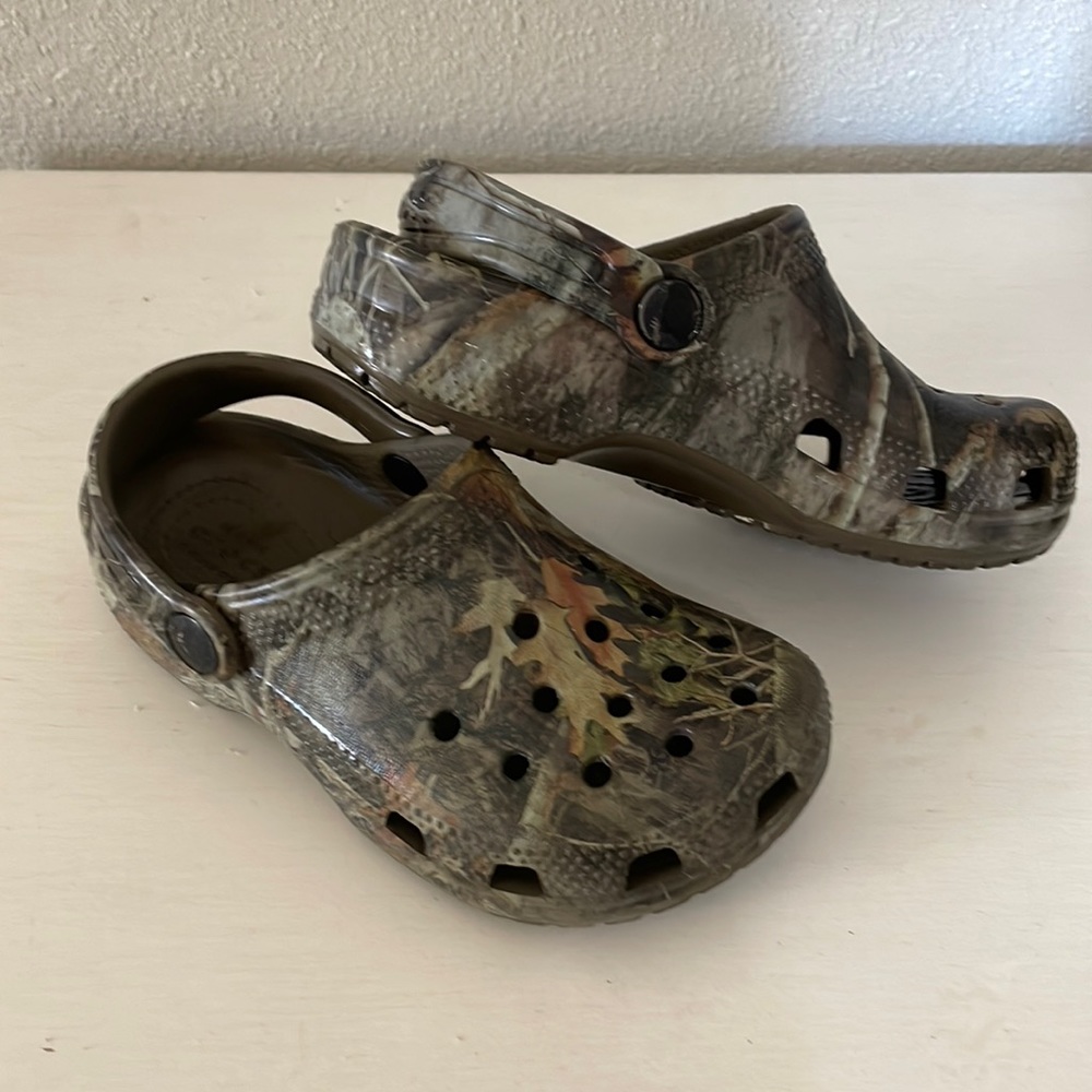 Boys Camo Crocs Size 11